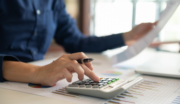 計算機をたたく男性