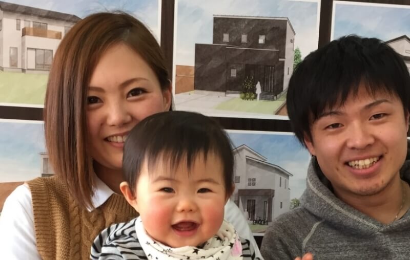 お母さんと子ども二人の笑顔